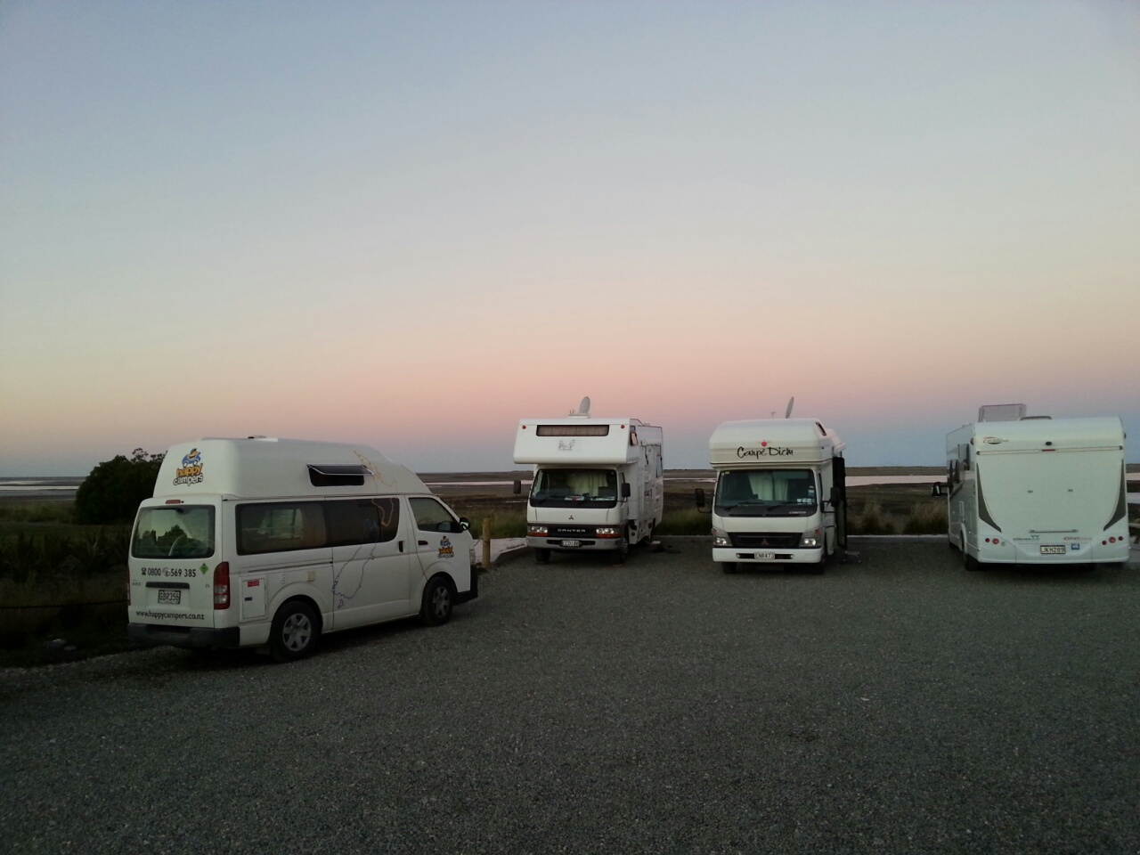 Wohnmobile auf Parkplatz
